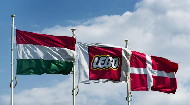 LEGO' s fabrik i Ungarn fylder 18 fodboldbaner og har 2.500 ansatte. Virksomheden har fået EU-støtte, mens der blev lukket arbejdspladser i Danmark.