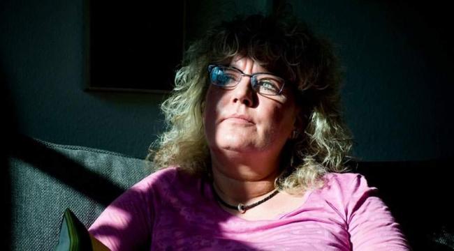 46-årige Mette Lotzfeldts gæld stiger dagligt, efter at Kolding Kommune tog hendes sygedagpenge efter indgåelse af partnerskab med Falck.