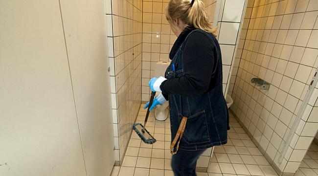 Tre gange på fire år har rengøringsassistenterne i Vejle Kommune fået ny arbejdsgiver. Hver gang går de ned i løn og mister anciennitet.
