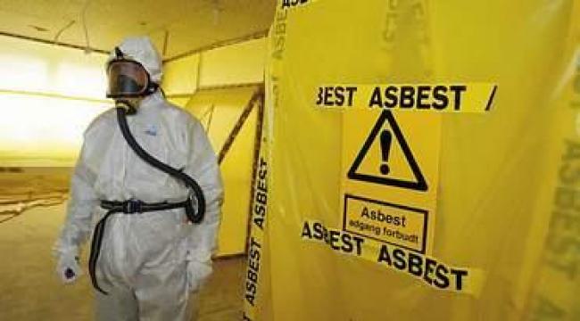 Det kræver omfattende beskyttelsesudstyr at arbejde med materialer, som indeholder asbest. Og der er al mulig grund til at frygte, at vi stadig har et stort asbest-problem i Danmark, siger ledende overlæge Rolf Petersen, Arbejdsmedicinsk Klinik i Slagel