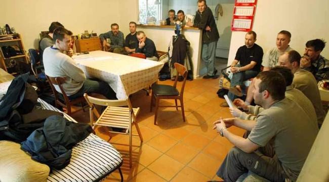 Bygge-, Jord- og Miljøarbejdernes Fagforening orienterer de polske ansatte på et møde i den villa i Lyngby, hvor de er indkvarteret.