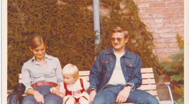 Dorte Schütt og hendes mand Erling sammen med deres datter Heidi i sommeren 1973. De mødte hinanden, da hun arbejdede på eternitfabrikken i Aalborg, og har holdt sammen i tykt og tyndt siden.