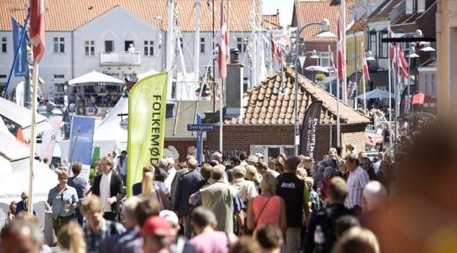 Sidste år deltog over 80.000 i Folkemødet på Bornholm. Trods valgkampen er der i år over 2.700 arrangementer at vælge mellem.