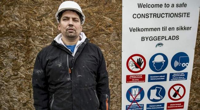 Tømrer Nicko Larsen og hans kolleger fik en grim oplevelse, da de i al hast skulle forlade byggepladsen efter fundet af asbest. Nu kalder Enhedslisten beskæftigelsesministeren i samråd om de store uløste problemer med asbest i Danmark.
