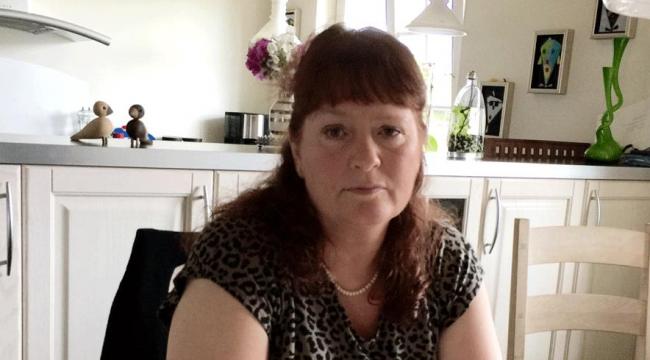 Betina Schmidt (48) er en af de 38 borgere i Esbjerg, som fik diagnosen "sygdomsefterligning" af Piet Casier. Hun er fortørnet over, at Esbjerg - modsat Slagelse Kommune - frikender sig selv. Og hun går nu rettens vej for at få erstatning for tab af sy