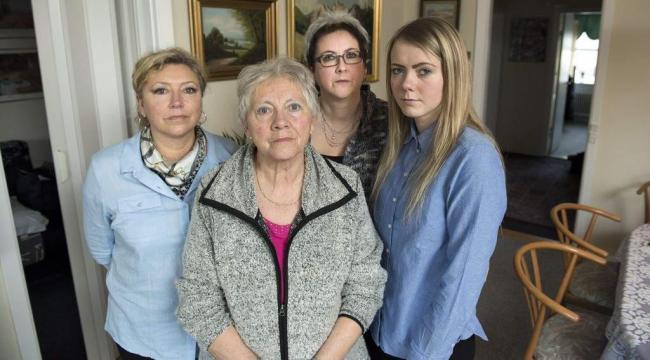 I juni 2013 døde Orla Hansen af lungehindekræft. I dag frygter hans døtre, hustru og barnebarn også at blive syge af asbest. Fra venstre Maj-Britt Hansen (53), Sonja Hansen (76), Gitte Starcke (50) og Sofie Starcke (21).