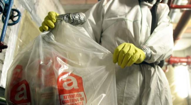 Gennem årtier rystede og vaskede kvinder i Nordjylland uden nogen form for beskyttelse deres mænds asbeststøvede arbejdstøj, når de kom hjem fra Dansk Eternit Fabrik. I dag stilles der krav om omfattende sikkerhedsudstyr og en grundig uddannelse for 