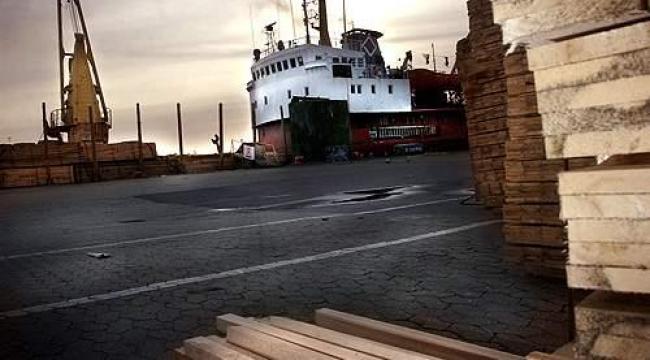 Fragtskibet Silva er bragt i havnen, efter at lasten af træ forskubbede sig og var tæt på at resultere i et forlis i Nordsøen i sidste uge.
