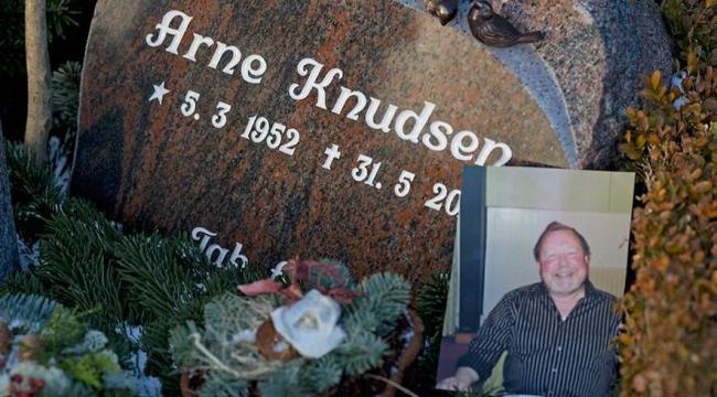 En to meter lang gren kostede Arne Knudsen livet, da han fældede træer for Odsherred Kommune. Arbejdstilsynet frifandt arbejdsgiveren. Nu bliver sagen genoptaget.