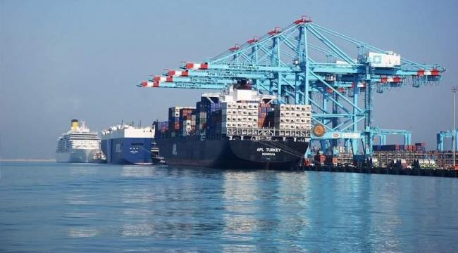 Mærsks havneselskab, APM Terminals, har genansat cirka halvdelen af de 124 arbejdere, der blev fyret efter en generalstrejke i marts.