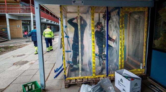 Asbestsanitører er sendt ind på Ådalens Skole i Frederikssund for at rydde op efter asbest-brøler i millionklasse.