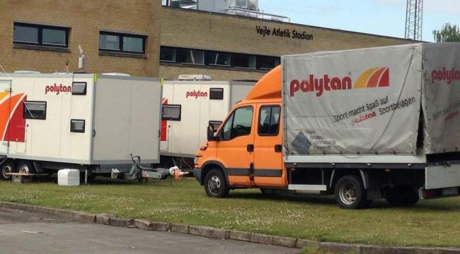Henover sommeren har firmaet Polytan anlagt løbebaner på Vejle Atletikstadion til lønninger på ned til 54 kroner i timen. Et flertal i Vejle Kommune har afvist at indgå arbejdsklausuler, der sikrer ordnede vilkår.