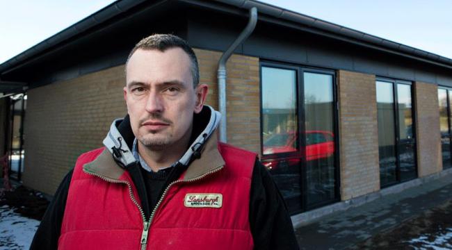 Politiet bad tømrerfirmaet Jørgen Petersen & Co, Vejle, selv tilkalde Arbejdstilsynet og skrev ikke rapport.
