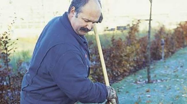 Siden VK-regeringen i 2001 indførte skattestoppet, har kommuner og amter nedlagt 2.040 3F-job som gartnere, rengøringsassistenter og brolæggere.