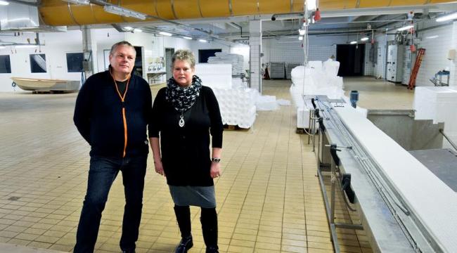 Viggo Andersen og Inger Lise Laustsen i den nu tomme fabrik i Glyngøre. De to arbejdede der i mere end 20 år, indtil Royal Greenland flyttede filetproduktionen til Polen og fyrede 110 ansatte.