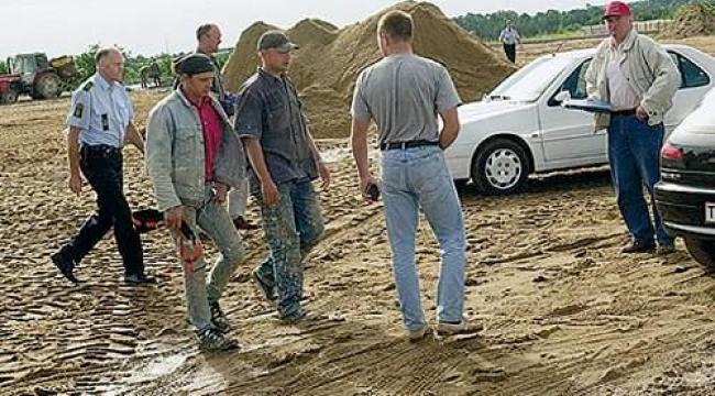 Kolding Politi afslørede otte polakker uden arbejdstilladelser på Jens Dinesens gods Asbølholm i Lunderskov i sommeren 2001.