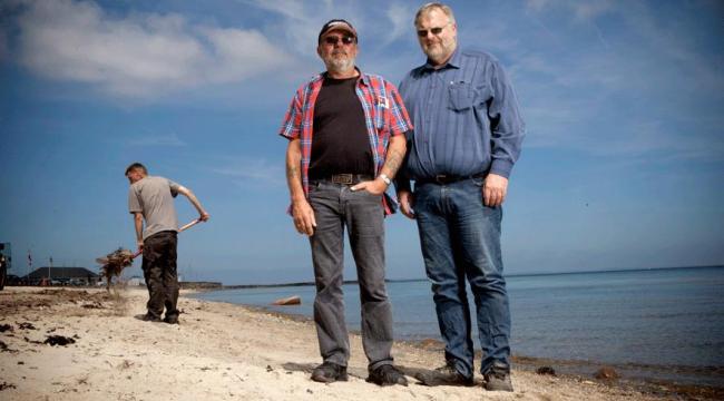 For et år siden mistede Kaj Keldorf og Kenneth Petersen deres job i Vej og Park-afdelingen i Sønderborg Kommune. Nu har nyttejobbere overtaget deres arbejde med at rense strandene. 