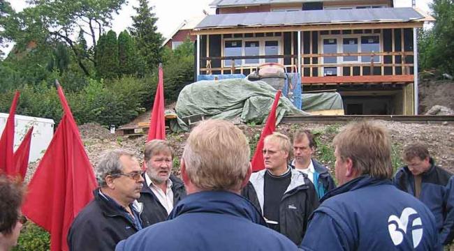 Med blokaden og sympatikonflikter prøver danske fagforeninger at udenlandske arbejdere ind under dansk overenskomst.