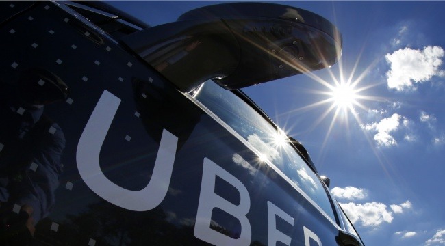 Det hollandske selskab bag Uber har betalt bøde på 30.000 kroner for at have medvirket til at bryde taxiloven.