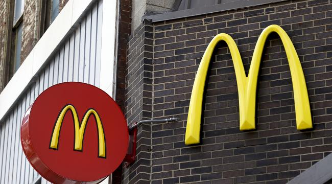 Burgerkæden McDonald’s i Storbritannien vil nu tilbyde faste kontrakter til ansatte.