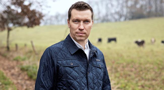 Formanden for erhvervsorganisationen Landbrug & Fødevarer, Søren Søndergaard, er tavs om en sag, hvor et bestyrelsesmedlem af organisationen skal betale en godtgørelse til en landbrugspraktikant. 