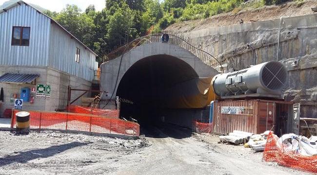 Et skandaleramt tunnelbyggeri i alperne er det nyeste problem for Storstrømsbroen.