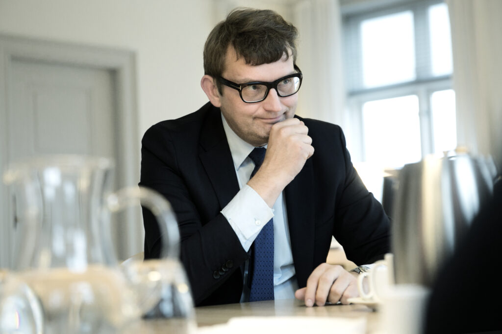 Minister Rolig Arbejdsulykker: Minister lægger sig fladt ned og lover lovændring ...