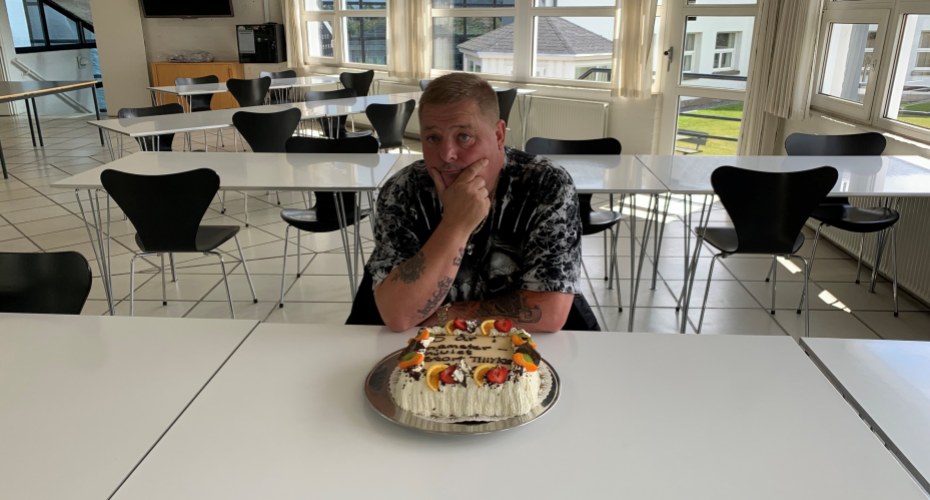 Steen Hendriksens fem år i aktivering blev sidste år "fejret" med lagkage hos 3F Randers.
