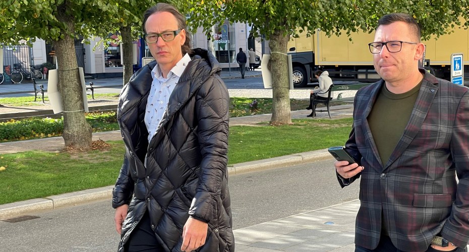 Bagmændene bag PF Gruppen, Przemyslaw Teclaw (t.v.) og Sylwester Tobis, på vej til Arbejdsretten. De har leveret polske medarbejdere, der tjente 70-80 kroner i timen, til Møllegårdens Planteskole, som retten idømte en historisk stor bod.