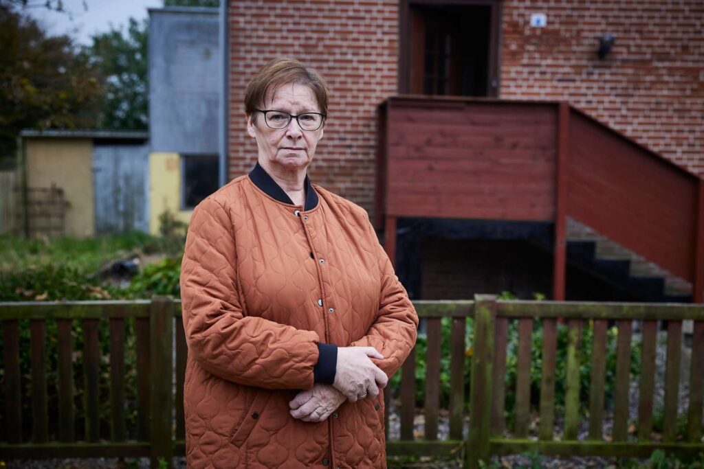 Enke Bente Thygesen er glad for stadig at bo i det hus, hvor hun boede sammen med sin mand før hans dødsulykke.