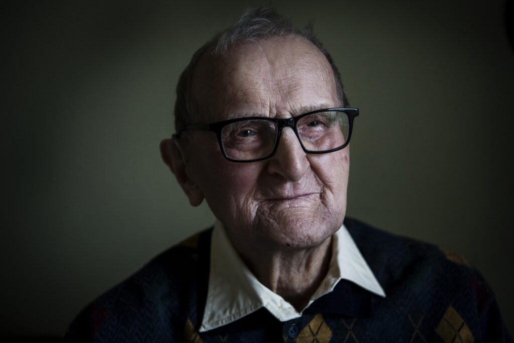  - Hvad jeg lærte? Jeg lærte sgu at malke en ko, siger Jens Erik Frederiksen om de unge år, hvor han et halvt år ad gangen havde fæste på en gård.