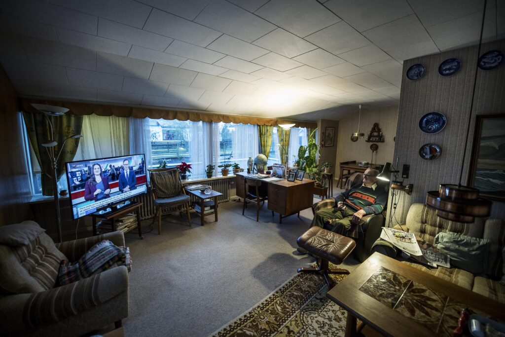 I sin levetid har Jens Erik Frederiksen oplevet en enorm udvikling. Han har en mobiltelefon, men har aldrig været slave af moderne teknologi. Det store tv i stuen er han dog glad for. Især, hvis der bliver vist fodbold.