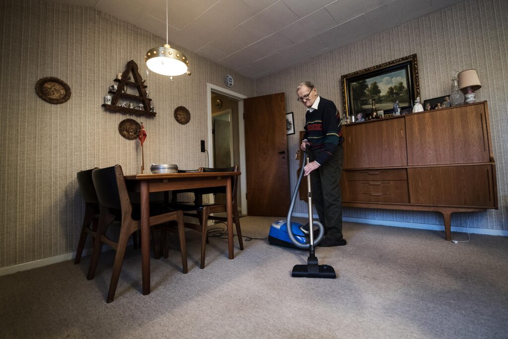 Jens Erik Frederiksen holder selv sin have og sit hus, hvor han støvsuger hver anden uge. Han får ingen hjemmehjælp.