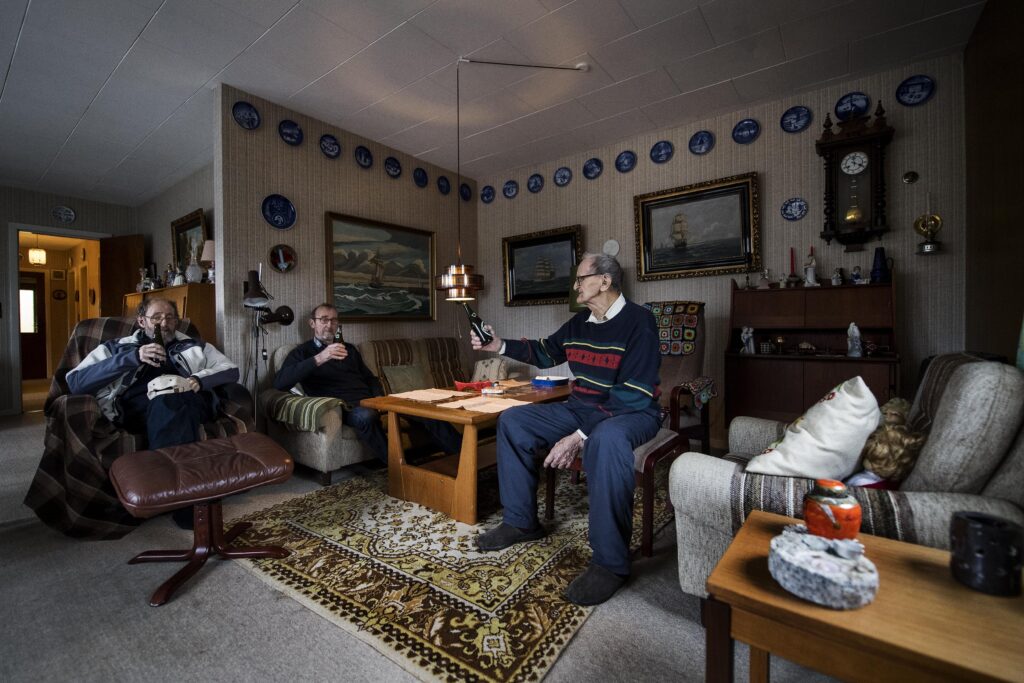 Hver uge kommer Jens Erik Frederiksens sønner, Jan og Benny Frederiksen, på besøg og drikker en kold øl med deres far.