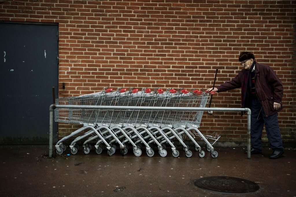 Som dreng fik Jens Erik Frederiksen syv års skolegang, før han kom ud at tjene. I dag klarer han stadig sig selv og sine indkøb.