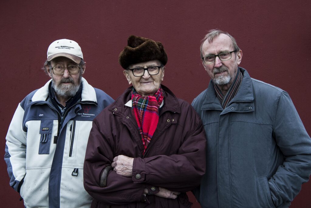 Jens Erik Frederiksen med sine to sønner. 75-årige Jan Frederiksen (tv.) og Benny Frederiksen (th.) på 71 år har ligesom deres far en stolt fagforeningshistorie og er tidligere medlemmer af 3F.