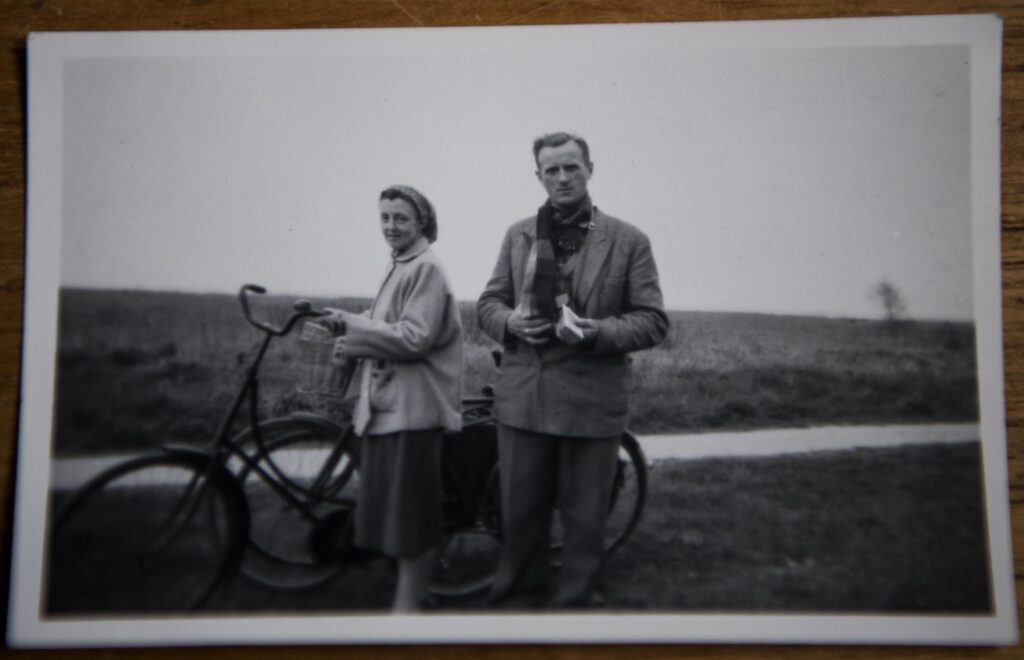 Poula Kirstine og Jens Erik Frederiksen mødtes i 1941 til en fest hos Dansk Arbejdsmands Forbund i Køge. Her er det unge par på cykeltur.