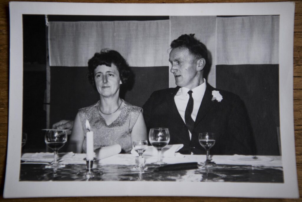 Poula Kirstine og Jens Erik Frederiksen fejrer sølvbryllup i 1967. Senere blev det også til guld-, diamant- og krondiamantbryllup. Ægteparret nåede at være sammen i 67,5 år.