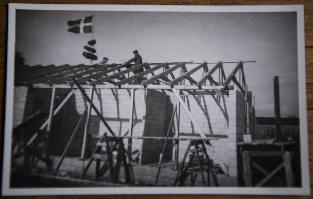 Rejsegilde i Ølby. Jens Erik Frederiksen har selv bygget sit hus. Familien flyttede ind 1. december 1959 og har boet der lige siden.