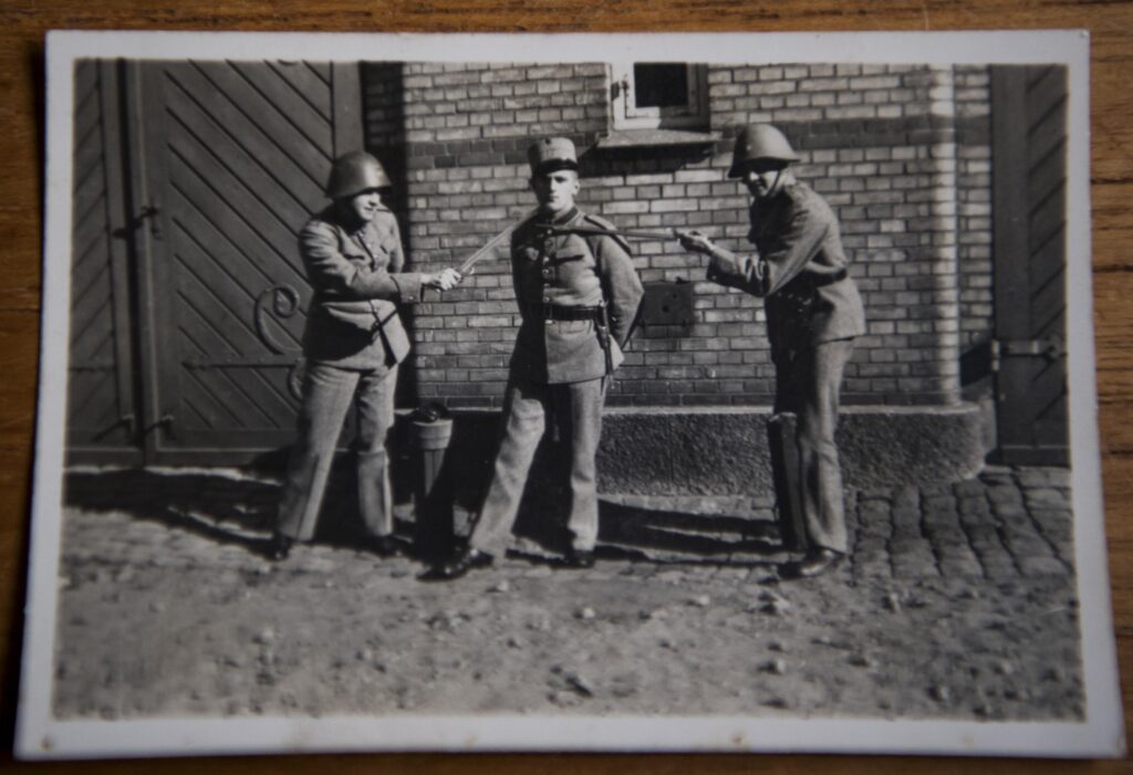 Jens Erik Frederiksen (i midten) som ung soldat i ulduniform på Artillerivejens Kaserne på Amager i 1939. 