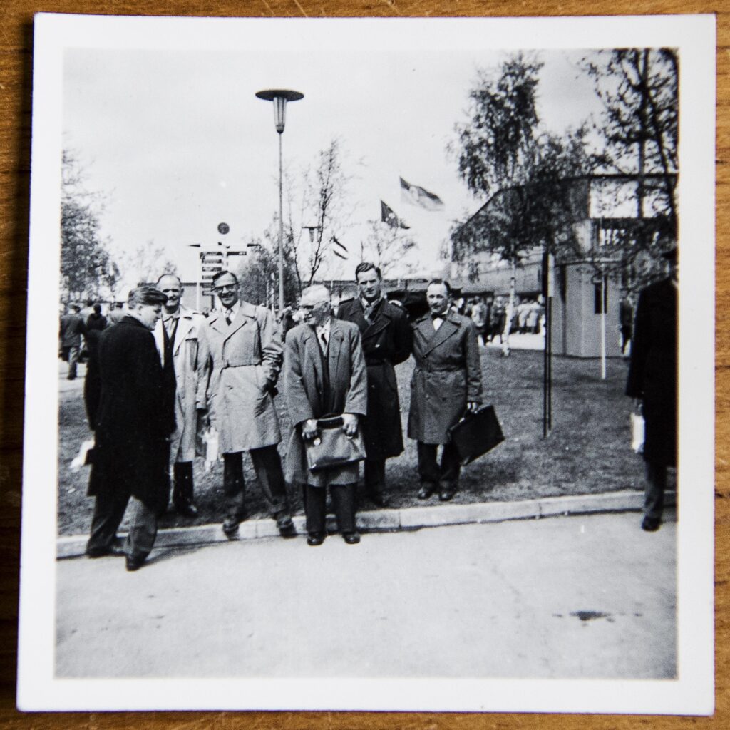 På Junckers Savværk tog værkførerne hvert år på industrimesse i Hannover. Til værkførernes store fortrydelse blev Jens Erik Frederiksen (nummer to fra højre) og en række andre tillidsfolk i 1957 inviteret med til Tyskland.