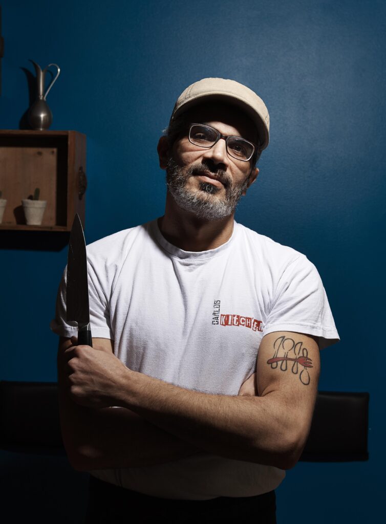 På ventre overarm har Mohammed&nbsp;Dibaje&nbsp;en tatovering af Carlos Kitschen-logoet som symbol for sit nye liv. 
