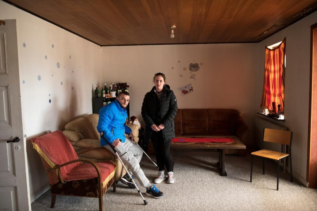 Det rumænske par har hver betalt mellem 1.250 og 1.500 kr. om måneden i husleje til landmanden.