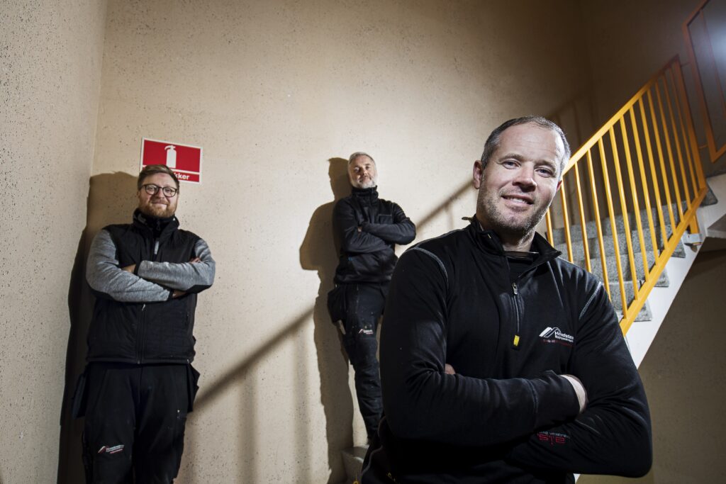 Hans-Peter Harenberg (th.) er glad for at være tilbage i sjakket med tømrer Edvin Olsen (i midten) og tømrer Martin Dyrlund (tv.), som han også arbejdede sammen med før ulykken.