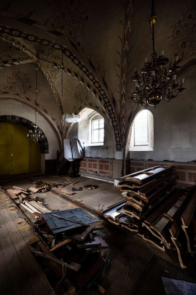Alt skal renses, og de gamle kirkebænke og gulvet i Strøby Kirke skiftes ud på grund af skimmelsvamp.