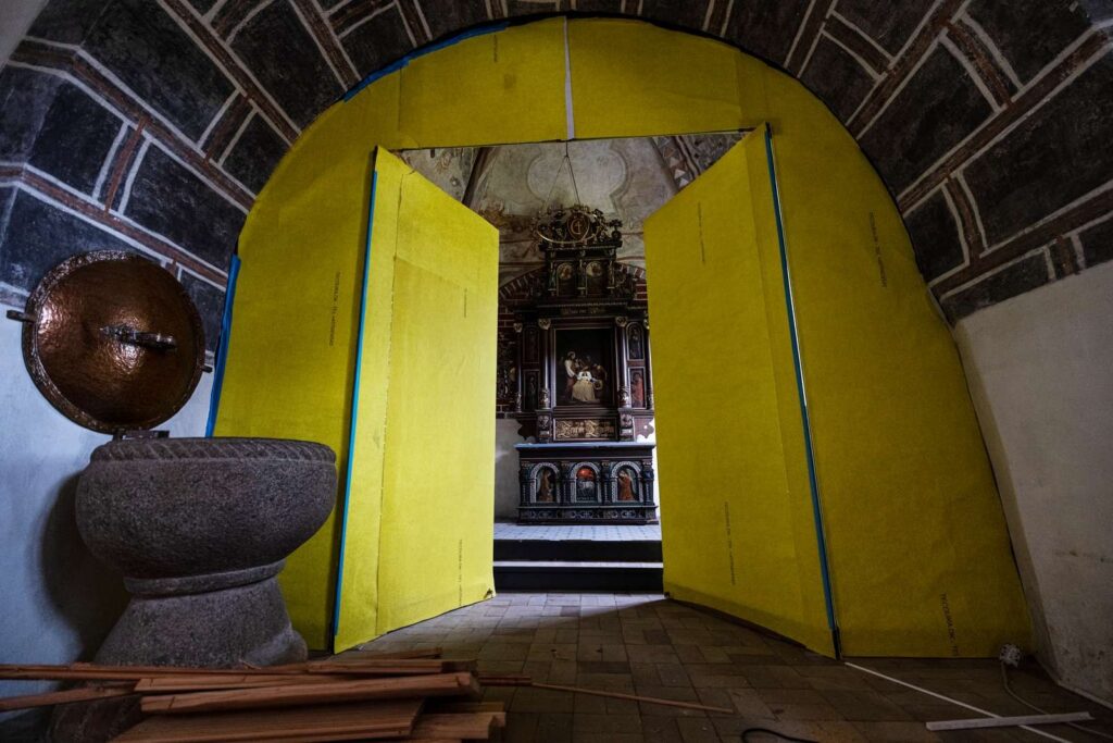 I over seks år har Strøby Kirke på Stevns været lukket på grund af skimmelsvamp. Om alt går vel, åbnes dørene igen for menigheden i juli 2022.