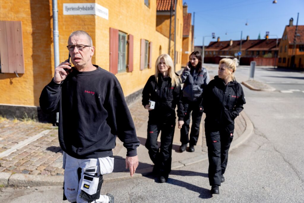 Den første uge skal Elena Trach, Natalja og Anastasia Gratson gøre rent på Jakons byggeplads i Nyboderkvarteret i København. Her hjælper fællestillidsrepræsentant i Jakon, Brian Rünitz, med at finde byggekontoret på pladsen.