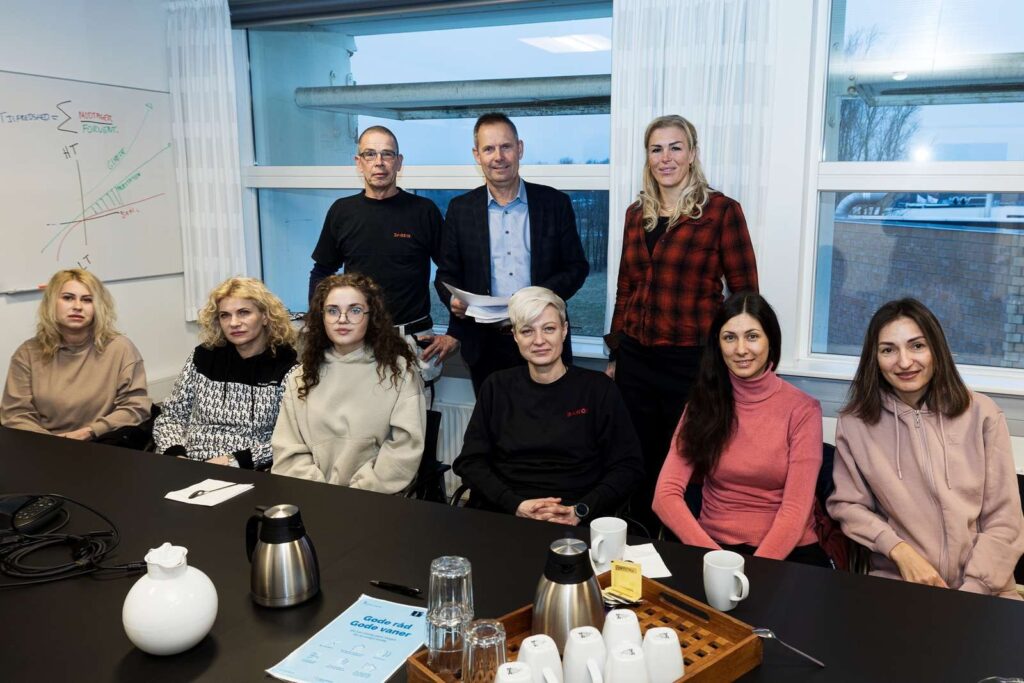 Svendeklub, firma og fagforening står sammen om at tilbyde ordnede vilkår til ukrainske flygtninge, der vil arbejde med rengøring af byggepladser. Forrest de hidtil seks ansatte ukrainske flygtninge i Jakons nye rengørings-afdeling.