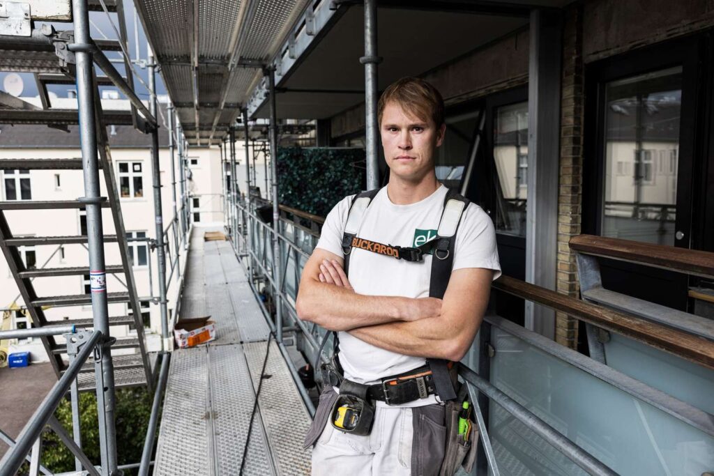 Daniel Ingham har til ære for fotografen iført sig sit arbejdstøj hjemme i privaten. I en længere periode har har nemlig ikke måtte arbejde, fordi han arbejdstilladelse ikke er blevet forlænget (foto: Joachim Rode)