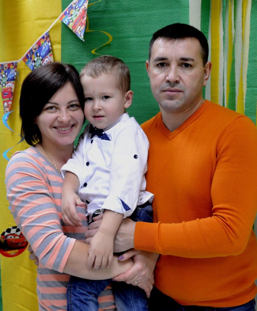 34-årige Mykola Makarenko fra Ukraine blev i oktober 2017 kvalt i en kornsilo på Sjælland. Hans enke og deres søn mistede dermed hele deres forsørgelsesgrundlag efter hans dødsulykke på jobbet i Danmark.